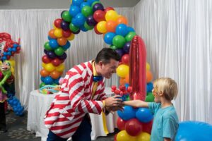 Balloon Artist Twister makes balloon for birthday party with colorful decor