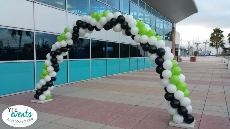 How much does a balloon arch cost?