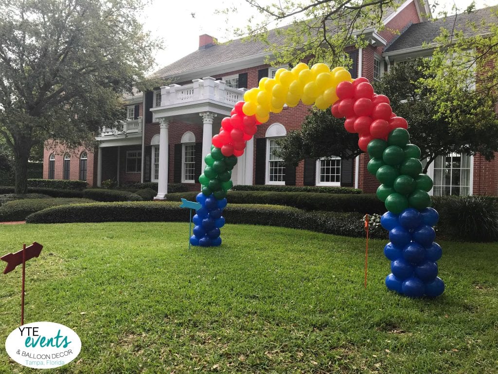 Colorful ballon arch at private home
