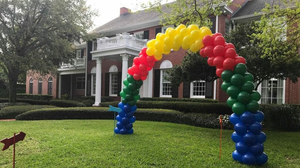 Colorful-yard-arch-balloon-decoration-south-tampa