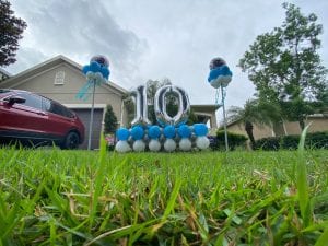 Lawn displays with balloons are all the rage in tampa florida scaled