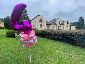 Mia fourth birthday yard art balloon decor installation pink purple lilac silver scaled