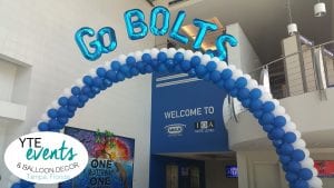 balloon arch blue and white with go bolts