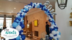 blue organic arch with 2016 on top graduation event