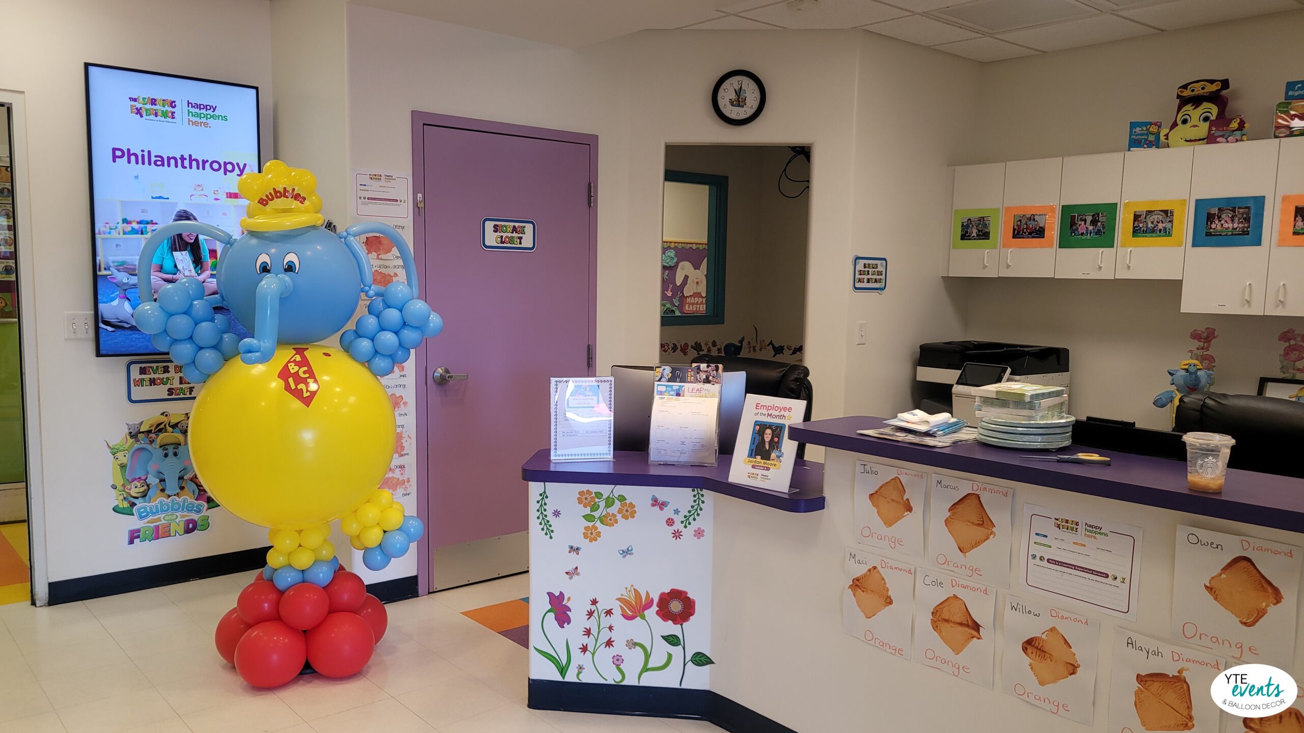 Colorful balloon elephant decoration with yellow, blue, and red balloons in a children’s educational center lobby