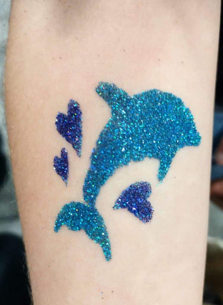 glitter-tattoo-bue-dolphin-and-hearts